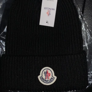 Moncler mössa - Moncler mössa perfekt skick inplastad