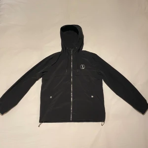 Trapstar Windbreaker - Trapstar windbreaker i väldigt bra skick, knappt använt den, inga hål eller fläckar. Säljer då den inte passar min stil längre. Storlek M. 