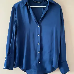 Mörkblå skjorta i ”siden” från zara. Den är i stl S med oversized fit. Säljer åt min syster och har därför ingen bild på. Endast använd och tvättad vid 1 tillfälle. Tryck ” köp nu” om du vill köpa💙