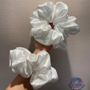 XXL- Satin White Scrunchies 1st - Mått diameter: ~20 cm(XXL) Material: Polyester Instagram: sol_scrunchies