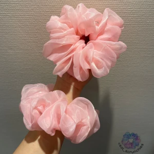 XL- Baby Pink Scrunchies 1st - Mått diameter: ~16 cm(XL) Material: Polyester 100% Handmade Instagram: sol_scrunchies