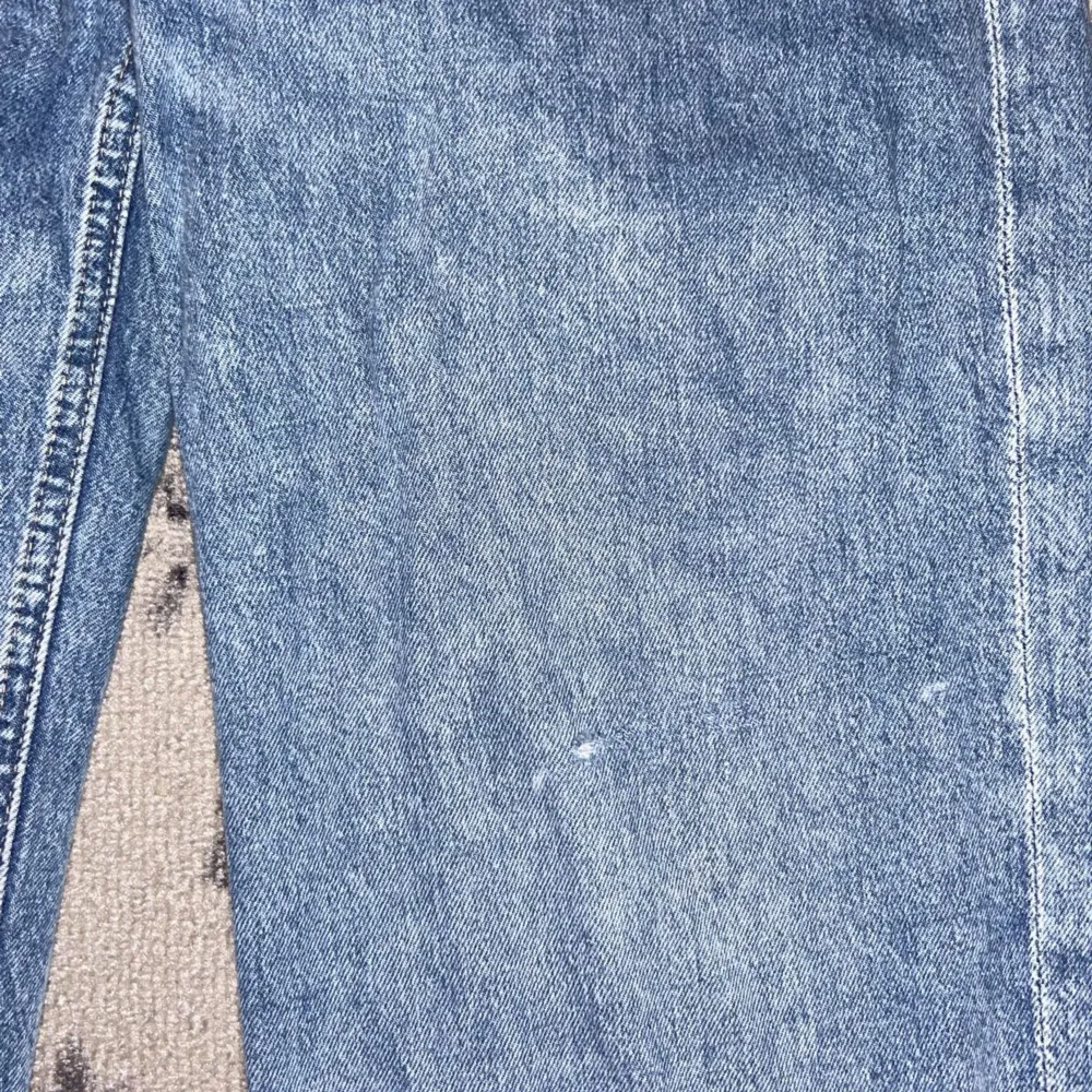 Jeans från h&m, använda ett par gånger, har typ små slitningar som detaljer,vida i benen, 70+ frakt. Jeans & Byxor.