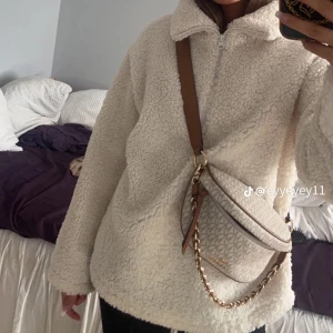 pile jacket - Säljer denna fluffiga pile jacket. Inga defekter och använd max tre gånger. passar perfekt till detta väder. Pris kan diskuteras. Har slutat säljas på Ginatricot 