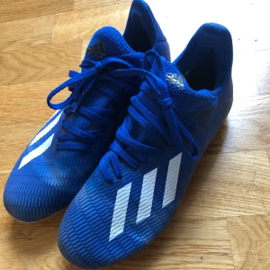 Fotbollsskor, Adidas  - Fotbollsskor. Skick 7/10. Lite blekta över framfoten. Överstruken namnmärkning i storlekslappen på insidan. Inget som påverkar skon. 