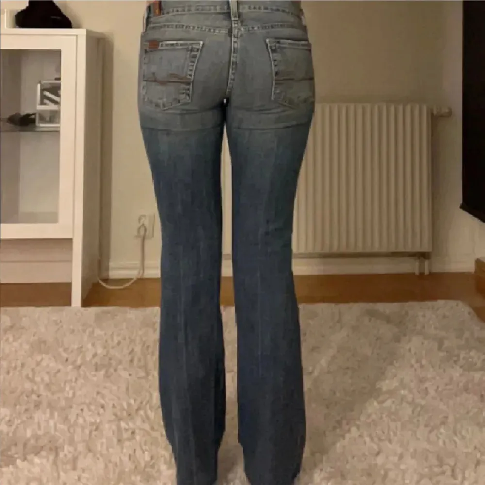 Snygga Lågmidjade jeans! Bra skick. Passar dig som är mellan 160-170. Midjemått: 78 cm (Inte min bild) Hör av dig om du vill veta mer!🫶. Jeans & Byxor.
