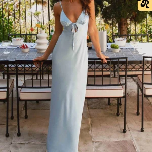 Silkesklänning - Säljer denna silkesklänning som jag tänkte ha på balen men den var tyvärr  för liten. Klänningen är helt oanvänd och kommer från peppermayo. AU 8 motsvarar en 36/S men passar mindre då den är justerbar både fram och bak 