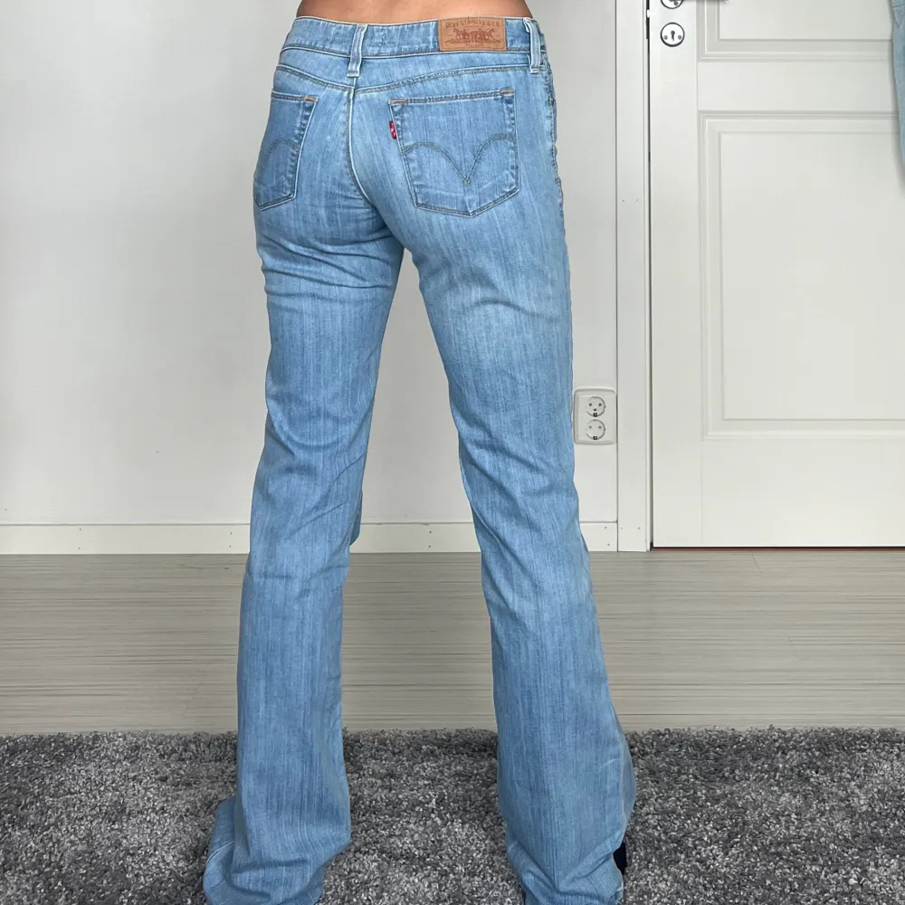 572 bootcut, midjemått: 36cm rakt över, innerbenslängd: 80cm 💗 . Jeans & Byxor.