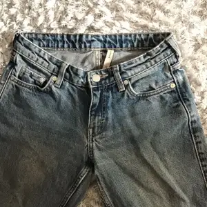 Jätte fina low waist jeans från weekday med fina detaljer längst ner. Ny utan prislapp💞 Nypris 590  Storleken är 24/30 men skulle säga att den passar XS/S
