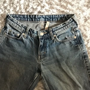 Low waist arrow jeans  - Jätte fina low waist jeans från weekday med fina detaljer längst ner. Ny utan prislapp💞 Nypris 590  Storleken är 24/30 men skulle säga att den passar XS/S