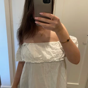 sommar klänning  - jätte söt of shoulder klänning i jätte fint skick. pris kan diskuteras💓