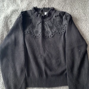 Stickad tröja med söta detaljer - Fin tröja som är lite nopprig. Fina spetsdetaljer! Saknas en knapp i ryggen men inget som märks. Köparen står för frakten!