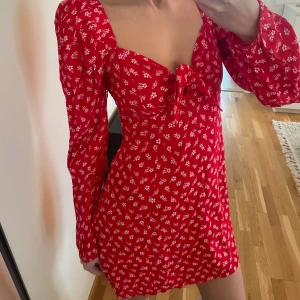 Blommig klänning - & other stories blommig klänning. Liknar den från Adoore. Sitter så fint och formar kroppen. Knytning kan justeras