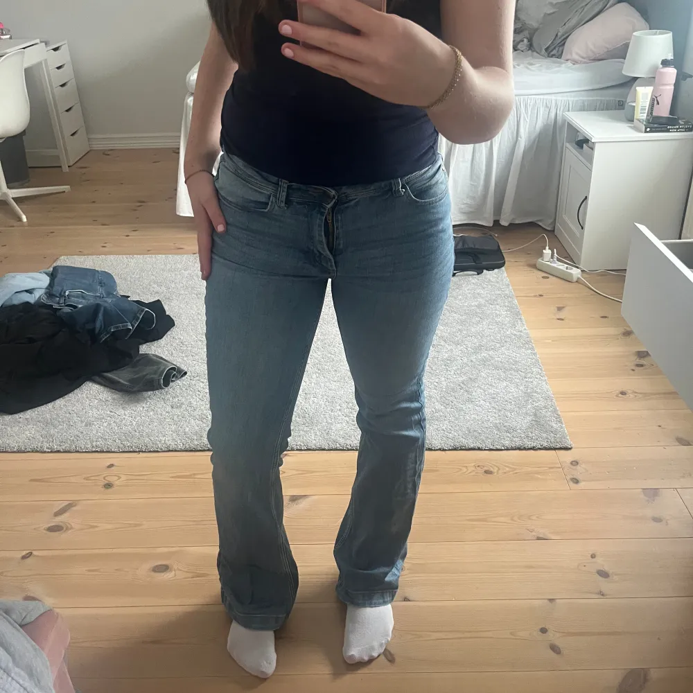 Fina Blåa jeans som är flare/bootcut. Är i bra skick🌸🩷storlek 27 men passar mig som vanligtvis har 38 i byxor. . Jeans & Byxor.
