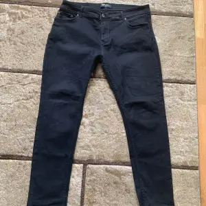 Svarta kenzo jeans W38-L 34 regular fitt jeans passar väldigt bra 