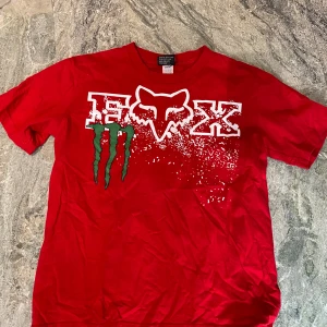 Fox x monster collab tisha! - En riktigt fet fox tisha som min morbror hade för 14 år sedan! Storlek large men passar som storlek small!🐊🐊🐊pris kan diskuteras!