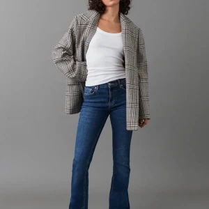 Mörkblå bootcut jeans  - Jag säljer två par mörkblå bootcut jeans från Gina tricot. De är identiska och har bara används ett få antal gånger var. Säljer pga för små. Säljer för 200 kr/styck. Inga skador och är i fint skick. Pris går att diskutera 💕💕