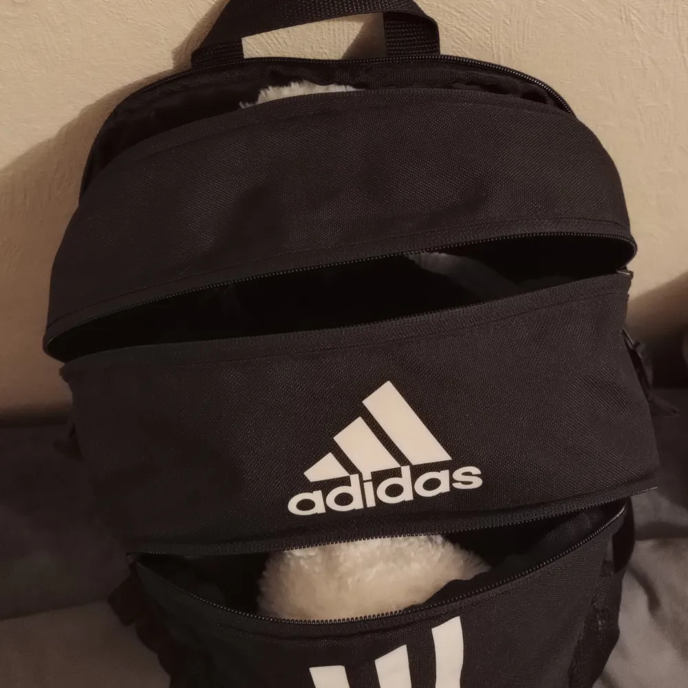 Säljer min Adidas ryggsäck som är i bra skick. Rymmer dessutom ganska mycket, då den har tre fack (kolla bild fem). Köparen står för frakten. . Väskor.