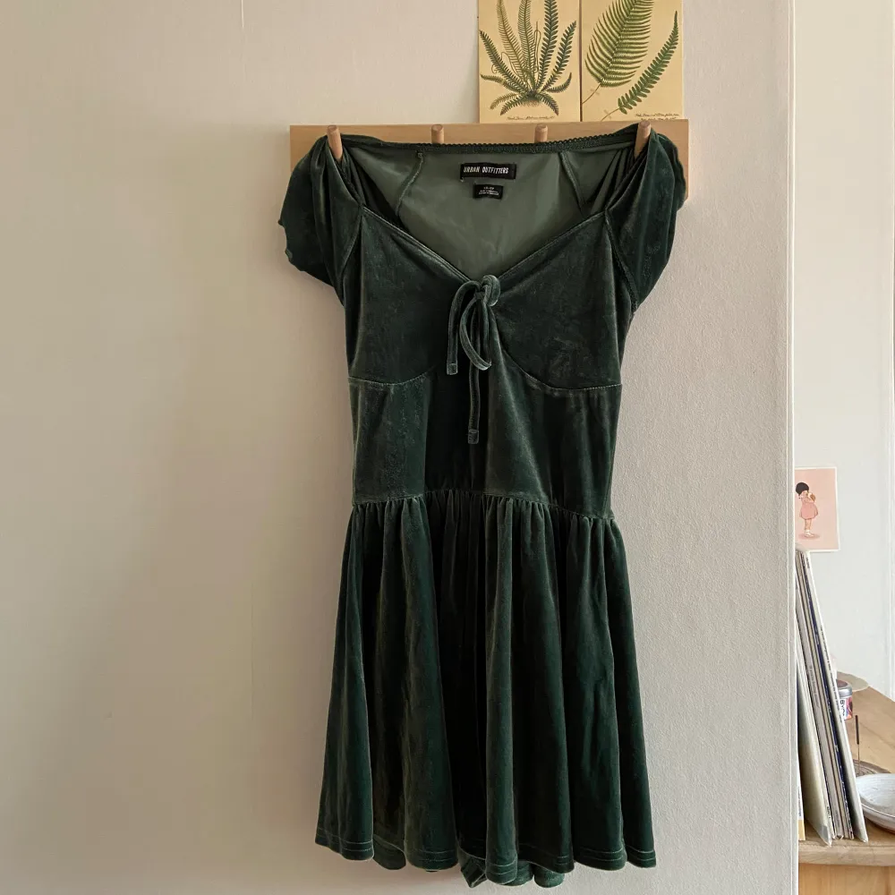 Grön ”byxdress” som ser ut som en klänning från Urban Outfitters!. Klänningar.