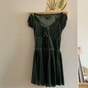 Grön ”byxdress” som ser ut som en klänning från Urban Outfitters!