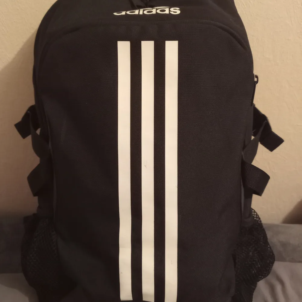 Säljer min Adidas ryggsäck som är i bra skick. Rymmer dessutom ganska mycket, då den har tre fack (kolla bild fem). Köparen står för frakten. . Väskor.