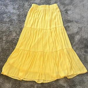 Gul Långkjol - Långkjol från Gina Tricot. Bra skick!!💛💛
