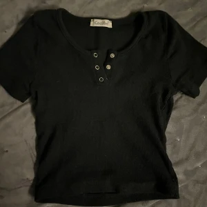 Topp från Cazibe - Svart Topp med knappar
