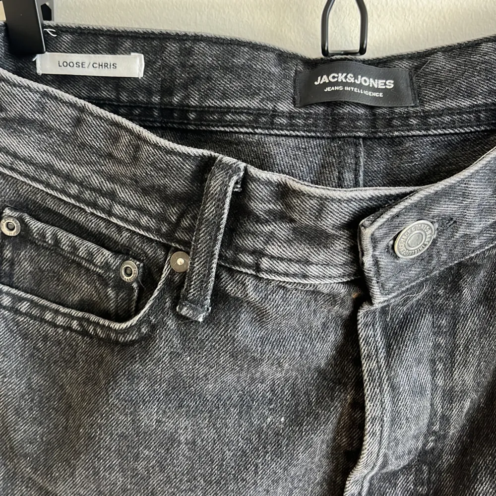 Tja! Säljer dessa Jack & Jones jeans av modellen Chris. Dem är helt nya men säljer dem för dem är för små. Nypris ligger på 600kr. Hör av er vid minsta lilla fråga🤝📦. Jeans & Byxor.