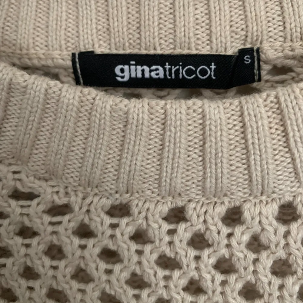 Virkad beige tröja från Gina tricot , använd en gång 🤍. Tröjor & Koftor.