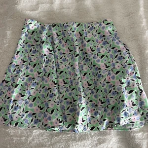 Blommig kjol - Matchande topp finns att köpa. Använt ca 2 gånger 