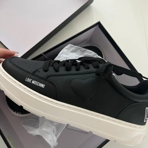 Moshino Love skor  - Helt oanvända Love Moshino skor. Ett hjärta på utsidan av skon och texten ”Love” i hälarna. Jätte fina men tyvärr för små för mig. Köpte för 2500kr. Säljer för 1800, pris kan diskuteras vid snabb affär. 