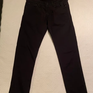 Jack & Jones Jeans - Säljer dessa riktigt sköna Jack & Jones Jeans i modellen Glenn. Dessa är storlek W32 L34 och är Slim fit. Nypris ligger på 799 kr och byxorna är i toppskick utan synliga defekter. Tveka inte på att ställa frågor vid eventuella frågetecken!