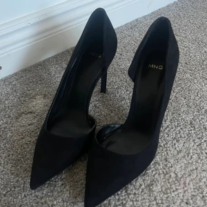 Svart klack - Snygga svarta klackar från mango, använda fåtal gånger🩷10 cm klack 