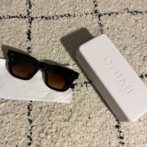 Chimi 04  - Säljer dessa as snygga chimi i modellen 04 och färgen Brown!! Köpta förra sommaren. Jättebra skick, använda några få gånger⭐️🩵
