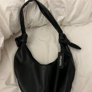 Väska med knutar - Helt ny och oanvänd väska:)