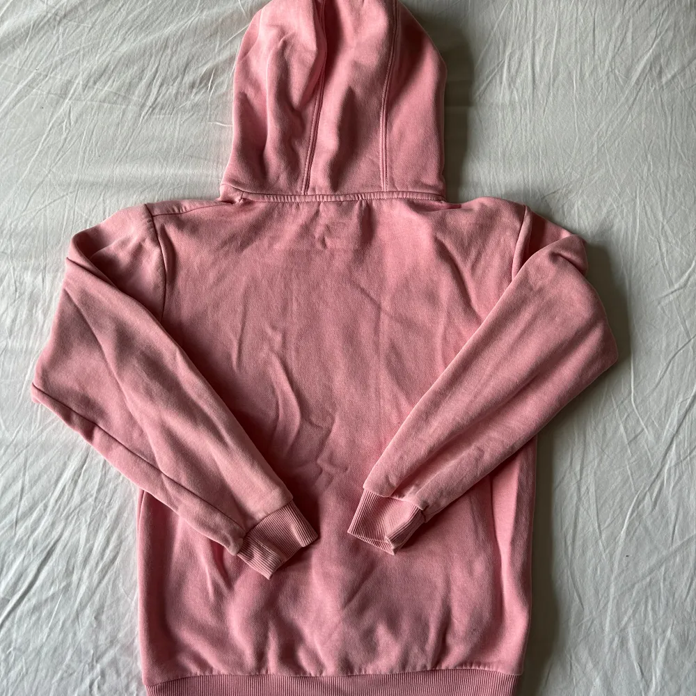 Hej, jag säljer denna rosa umbro hoodie. Den är i bra skick och har inga tecken på användning.. Hoodies.