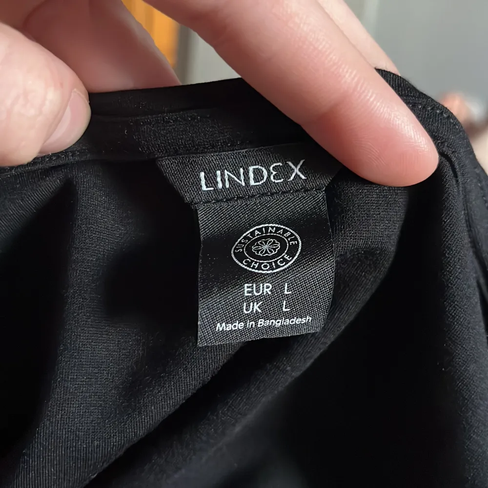 Svart off shoulder långärmad tröja från Lindex i storlek L men sitter även bra på M. Skönt material. . Tröjor & Koftor.