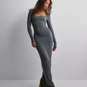 Klänning  - Lång klänning i storlek S💕 (Obs har spillt lite nagel lim på nedre delen av klänning, inget som syns så mycket enligt mig)