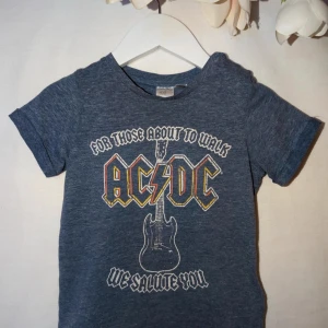 Fräck t-shirt i stl 80 fr H&M - Cool t-shirts m tryck i str 80  H&M. I använt skick, trycket påverkat o ej helt, se bilder. Inga andra skador/hål/fläckar eller slitage mer än efter en normal tvätt efter min syning av plagget.  Perfekt till förskolan.  #nuttan74_80 #barn #barnkläder