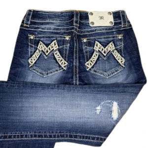 MISS ME JEANS - Miss Me jeans i modellen ”signature/boot” midjemåttet rakt över är 39cm. Ytterbenet 107cm och innerbenet 88cm. Jeansen är som nya. Kontakta vid intresse!