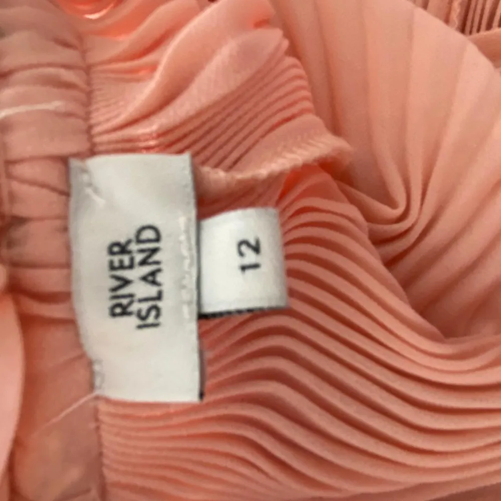 Snygg blus från River island i storlek UK 12 (passar storlek M) i peach färg med en linne i samma färg som sitter under. Använd endast 1 gång.. Blusar.