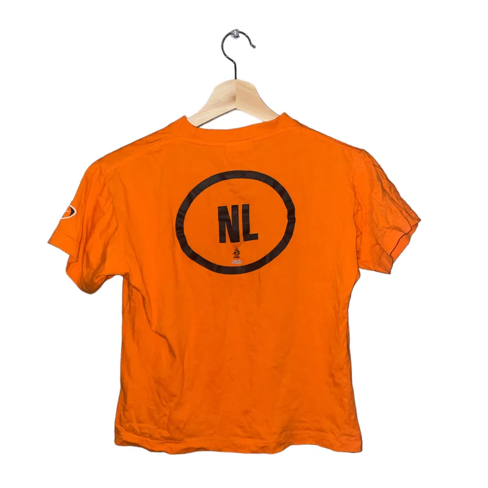 Vintage Nike Holland/Nedeländerna T-shirt i storlek M i Junior-size! Alltså 152 cm. Funkar även som babytee. Hör av dig om du har några frågor!!😊😊. T-shirts.