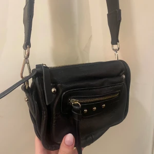 Axelremsväska  - Svart liten axelremsväska med tjockare band💞