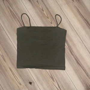 Linne - Detta gröna linne från Gina Tricot är helt nytt och har aldrig använts. Trots att det är storlek S, kan det kännas som en XS.
