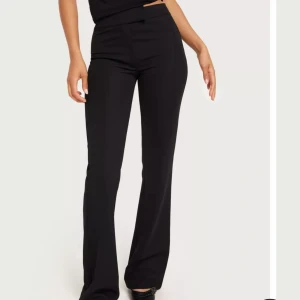 Lågmidjade kostymbyxor  - Helt nya oanvända lågmidjade flare kostymbyxor i storlek XS, pris kan diskuteras! Lappen är kvar! 