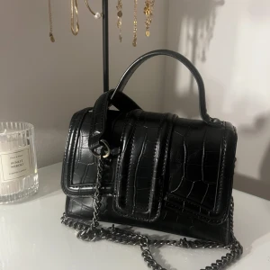 SUPERSNYGG mini bag!! - SUPERSNYGG mini bag från Zara, köpt i butik men tror ej den finns kvar längre, se storlek på den (bild 3) jämfört med min Tiamo väska💋!!!