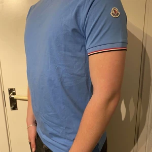 Moncler t shirt - Ljusblå moncler T-shirt i nyskick Nypris ca: 2300 Mitt pris: 1099 Skick 10/10 Storlek M Tags och plastpåse tillkommer Bättre bilder kommer inom kort, hör av dig vid minsta lilla intresse eller funderingar