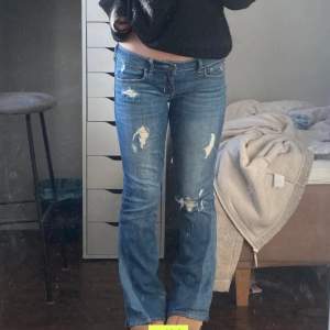 Super trendiga och så unika lågmidjade bootcut jeans från hollister. Omsydda till bootcut. Jeansen är i bra skick förutom små slitningar längst ner på bena. Öppen för byten. Mått i kommentarerna. Första bilden är lånad från förra säljaren. 