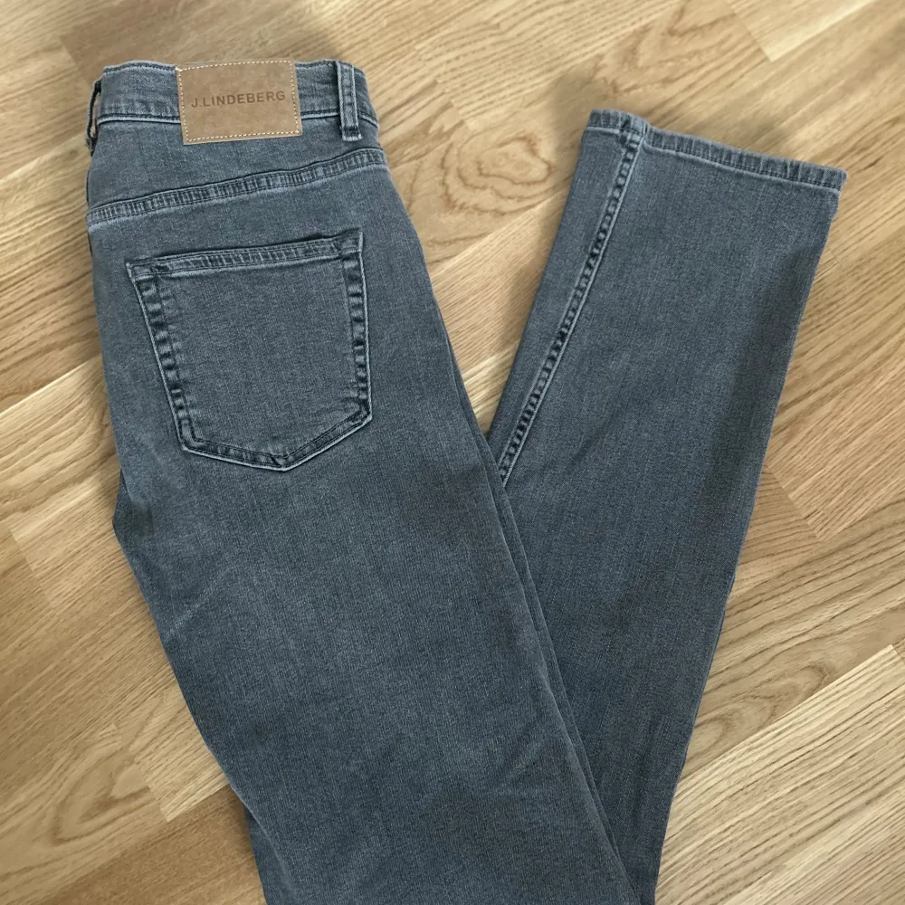 Säljer dessa fräscha jeans från J.Lindeberg. Modell Skinny Straight Leg. Passar perfekt för någon som är cirka 180cm. Mycket bra skick på jeansen! . Jeans & Byxor.