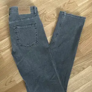 Säljer dessa fräscha jeans från J.Lindeberg. Modell Skinny Straight Leg. Passar perfekt för någon som är cirka 180cm. Mycket bra skick på jeansen! 