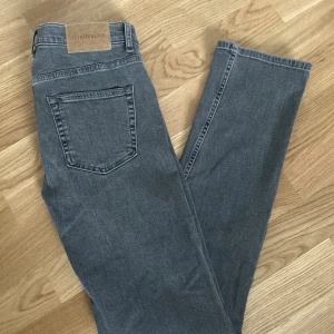 J.Lindeberg Jeans - Säljer dessa fräscha jeans från J.Lindeberg. Modell Skinny Straight Leg. Passar perfekt för någon som är cirka 180cm. Mycket bra skick på jeansen! 